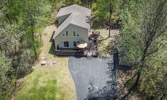 Briar Crest Woods Ski Chalet | Antler Chalet - Sleeps 10, Hot tub, Gameroom ~ 4 minutes to Big Boulder!