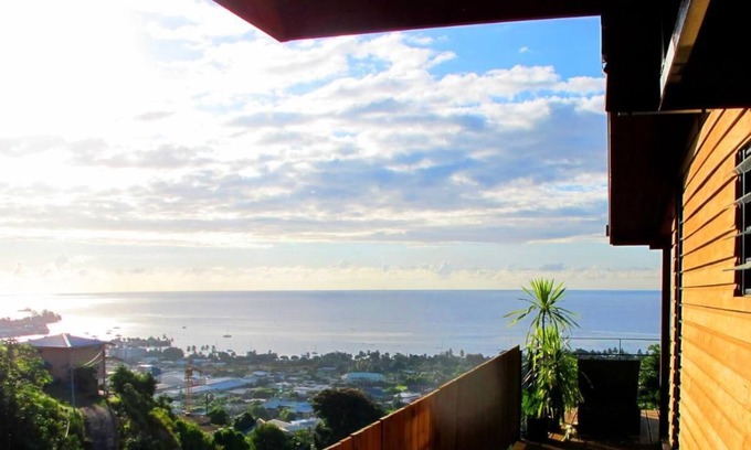 Arue House | Anuhe Bungalow with Ocean View - Bounty Lodge Tahiti