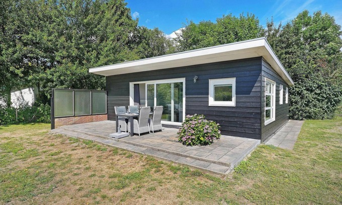 Ouddorp House | Anyone who chooses the green park 'De Prinsenhof' in Ouddorp aan Zee will love the sounds of nature, fresh smells, idyllic scabies, gravel paths and peace and quiet. In the green quiet park Prinsenhof you will find, at the back of the park, in a very