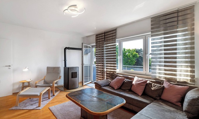 Neustadt-Geinsheim Apartment | Apartment 'Am Storchennest' with Balcony and Wi-Fi
