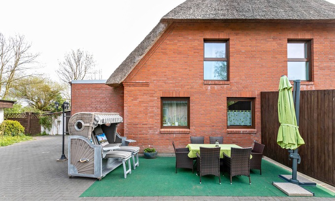 Wesselburener Deichhausen Apartment | Apartment 'Ferienwohnung Nordlicht' with terace and Wi-Fi