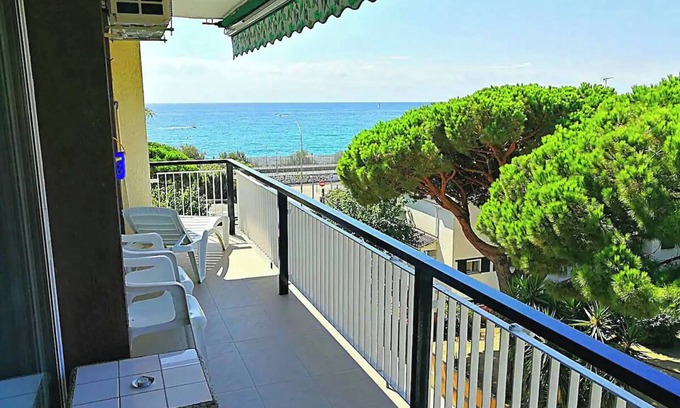 Sant Andreu de Llavaneres Apartment | Apartment 'Llavaneras 2' close to the Beach with Sea View, Wi-Fi and Air Conditioning