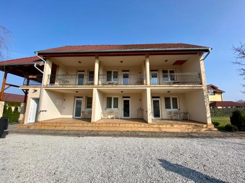 Velky Meder House | Apartmánový dom Flóra