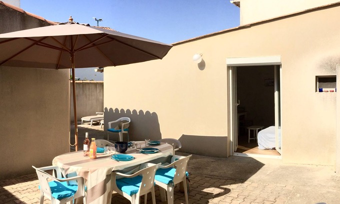 Saintes-Maries-de-la-Mer Apartment | APARTMENT 5 PERS, 20 M FROM THE SEA, PRIVATE COURTYARD, BARBECUE, 2 BEDROOMS