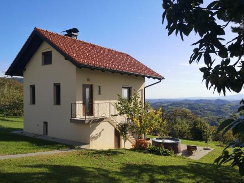 Brezice House | Apartma Hiša na Ravnah with hot tub