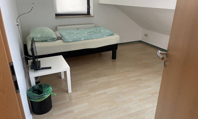Fuldabruck Apartment | Apartment-Standard-Private Bathroom-Countryside view-Dachgesch.2 Einzelzimmer