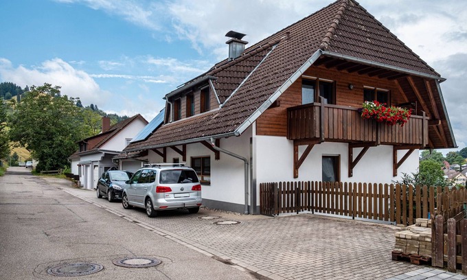 Untermunstertal Apartment | Apartment 'Grünblick' with Mountain View, Balcony and Wi-Fi