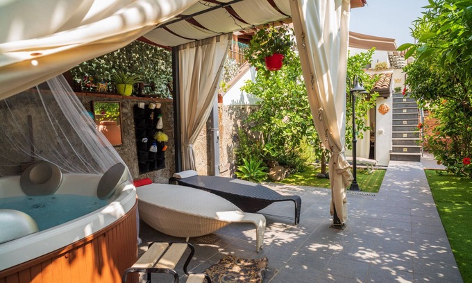 Fiumefreddo di Sicilia Apartment | Apartment 'A Ugghia- Dependance' with Shared Garden, Whirlpool and Air Conditioning
