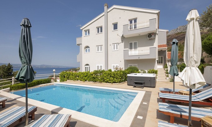 Lokva Rogoznica Apartment | Apartment A4 with Swimming Pool, Whirlpool and Big Terrace