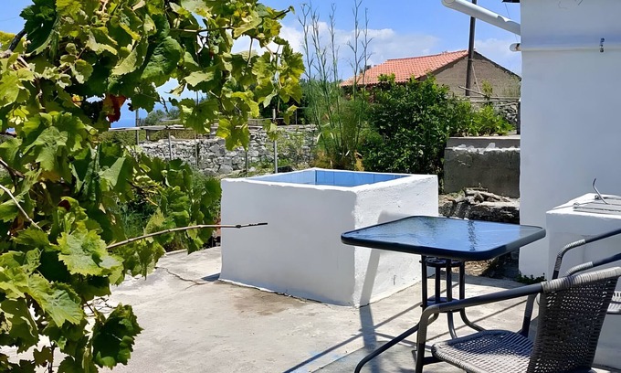 Antipaxos Apartment | Apartment 'Ambelaki' with Sea View, Private Garden and Wi-Fi
