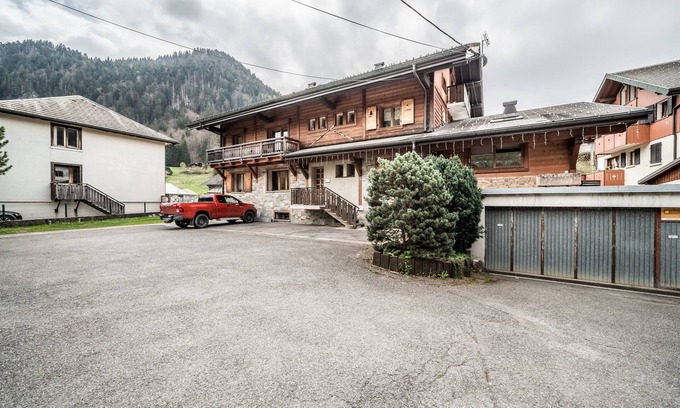 Abondance Apartment | Apartment 'Appartement Chalet - Le Vnipi' with Mountain View, Balcony and Wi-Fi