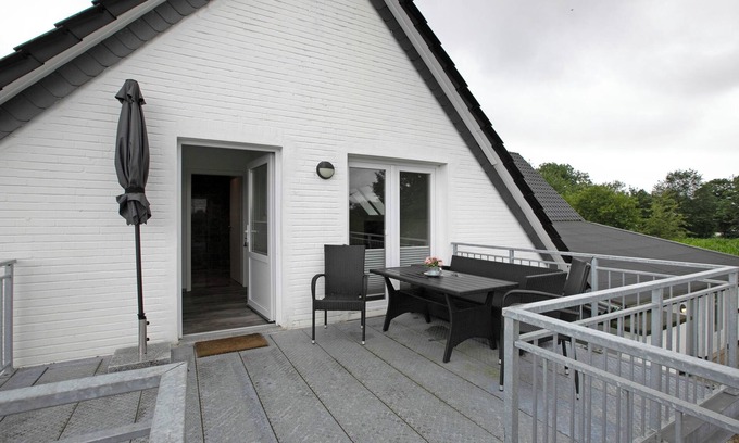 Schwesing Apartment | Apartment 'Appartment 1 - Engelsburg' with Shared Garden, Balcony and Wi-Fi