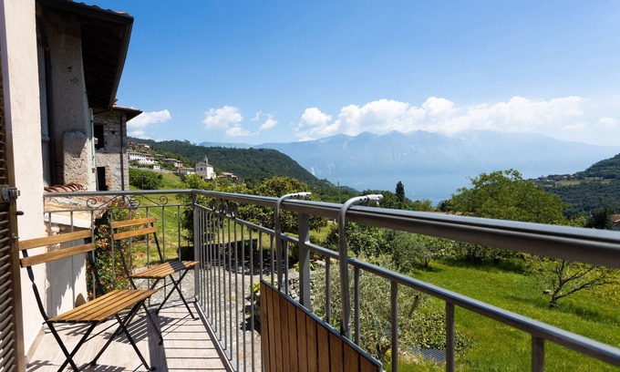 Vesio Apartment | Apartment 'Artù' with Shared Garden, Balcony and Wi-Fi