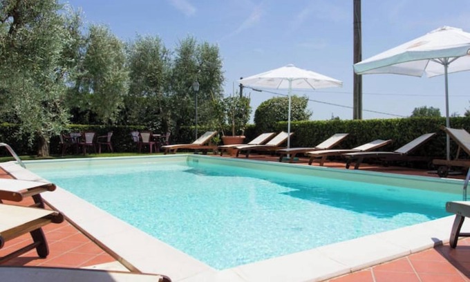 Massa e Cozzile Apartment | Apartment 'Autunno' with Shared Pool, Wi-Fi and Air Conditioning