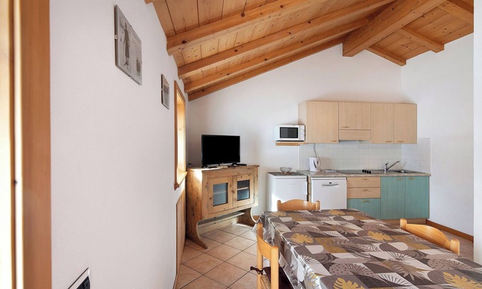Trepalle Apartment | Apartment "Bait del Pont 51" with Mountain View, Wi-Fi & Garden