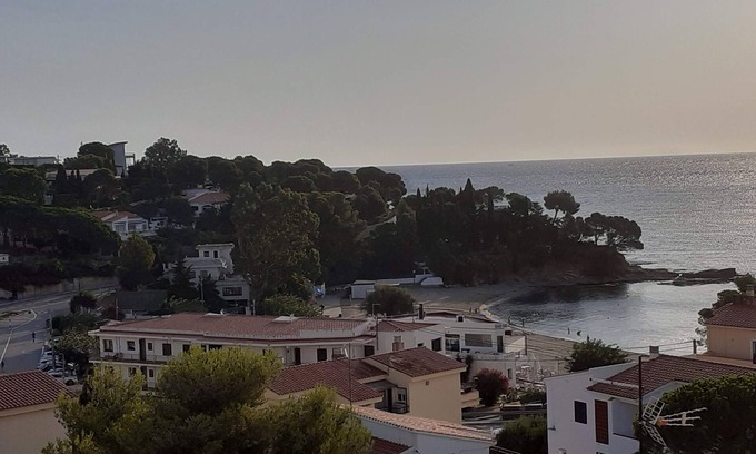 Llanca Condo | Apartment Balcony sea view 5 minutes walk from the sea