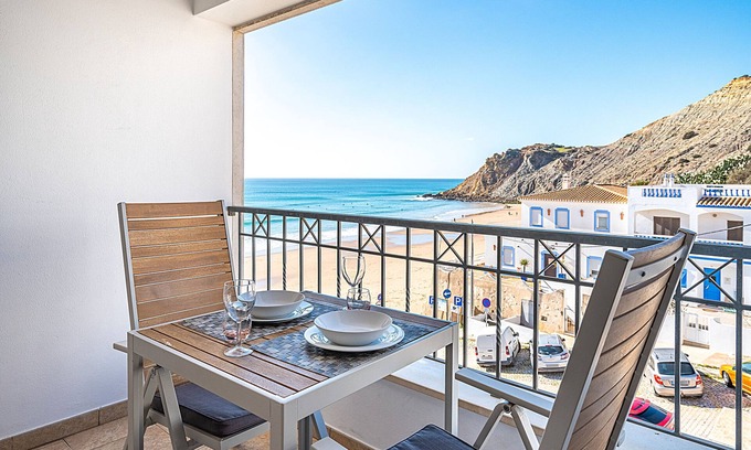 Burgau Apartment | Apartment 'Beach Apt 1' with Sea View, Wi-Fi and Air Conditioning