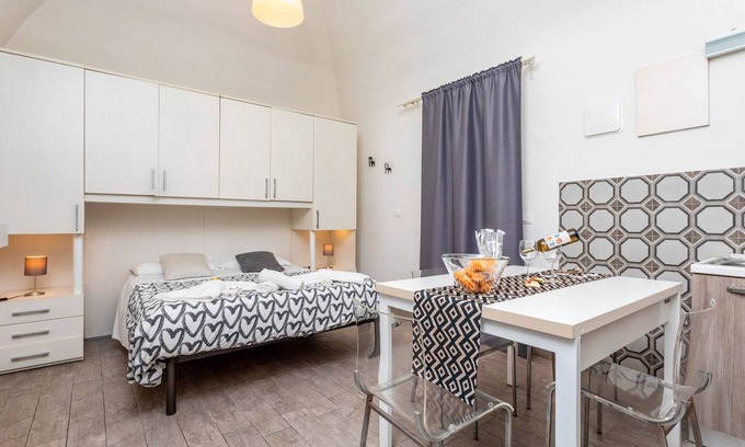 Old Town Apartment | Apartment 'Bed-da Catania' with Balcony, Wi-Fi and Air Conditioning