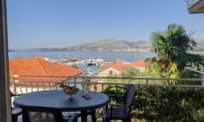 Okrug Gornji Apartment | Apartment Biserka - 50 m from beach : A4(6) - Okrug Gornji, Island Ciovo, Croatia