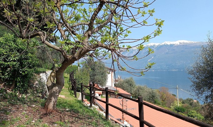 Gargnano Apartment | Apartment 'Blu' with Lake View, Shared Terrace and Wi-Fi