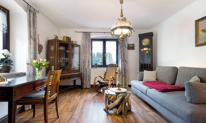 Kirchenlamitz Apartment | Apartment "Buchhaus Vier - Mittelgeschoss" with Shared Terrace & Wi-Fi
