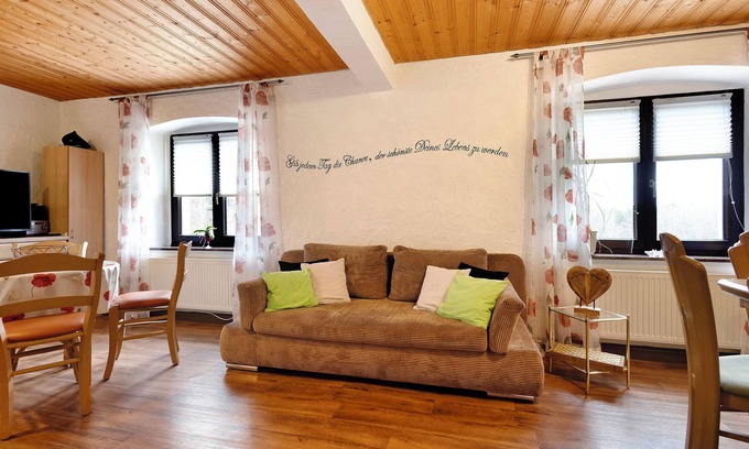 Kirchenlamitz Apartment | Apartment "Buchhaus Vier - Erdgeschoss" with Shared Terrace & Wi-Fi