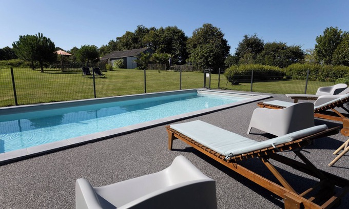 Clohars-Fouesnant Apartment | Apartment 'Calme Campagne Piscine' with Shared Pool, Shared Garden and Wi-Fi