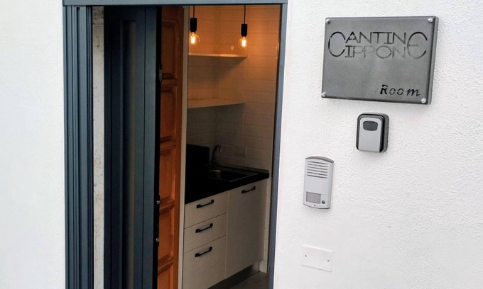 Monte Sant'Angelo House | Apartment 'Cantine Cippone Room' with Shared Terrace, Wi-Fi and Air Conditioning