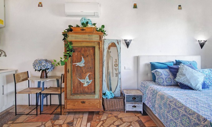 Loule Apartment | Apartment 'Casa De Mondo - Blue Room' with Shared Pool, Wi-Fi and Air Conditioning