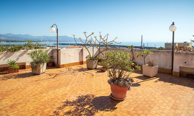 Riposto Apartment | Apartment 'Casa Delle Pomelie - Riposto' with Sea View, Wi-Fi and Air Conditioning