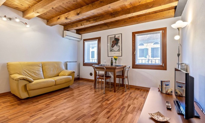 Mirano Apartment | Apartment "Casa Giuly" with Wi-Fi & Air Conditioning