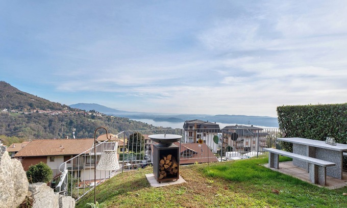 Massino Visconti Apartment | Apartment 'Casa Leone' with Lake View, Wi-Fi and Air Conditioning