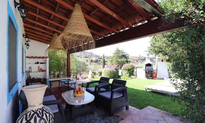 Silves Apartment | Apartment 'Casa Azul' with Mountain View, Shared Pool and Wi-Fi