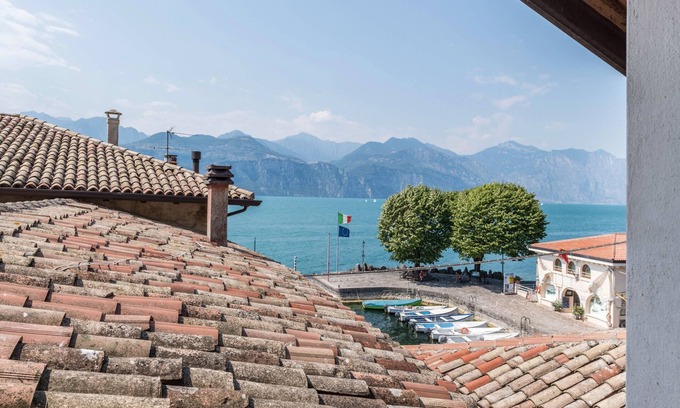 Cassone Apartment | Apartment 'Casa Tap House' with Lake View, Balconies & A/C