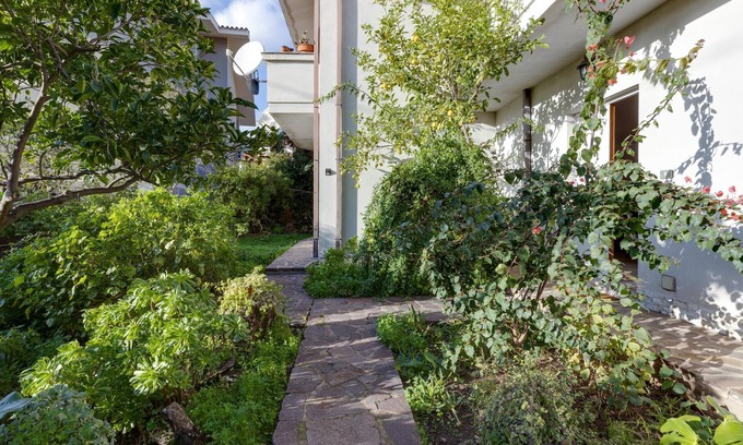 Narbolia Apartment | Apartment 'Casa vacanza Sandra' with garden, terrace & A/C