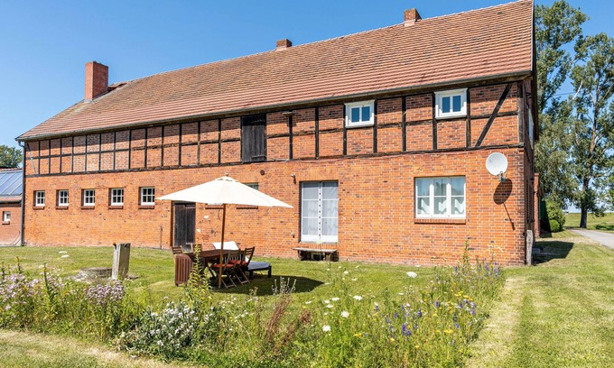 Werben Apartment | Apartment 'Der Flusshof, Scheunenwohnung' with Shared Terrace, Shared Garden and Wi-Fi