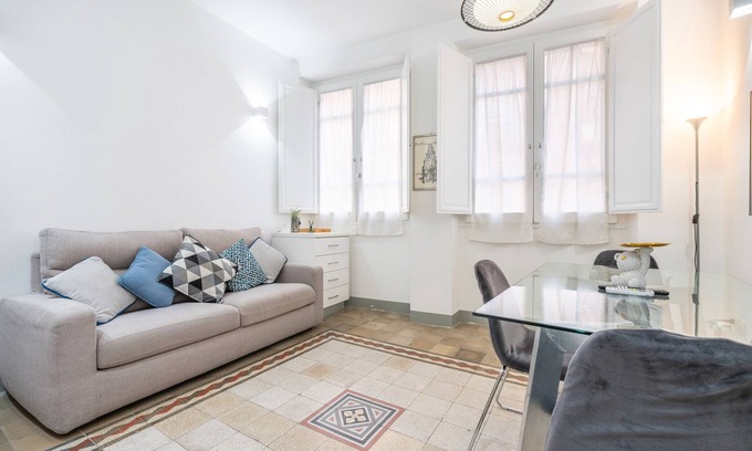 Cagliari Apartment | Apartment 'Dettori 18' with Wi-Fi and Air Conditioning
