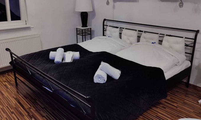 Oberursel Apartment | Apartment 'Doppelzimmer' with Shared Terrace and Wi-Fi