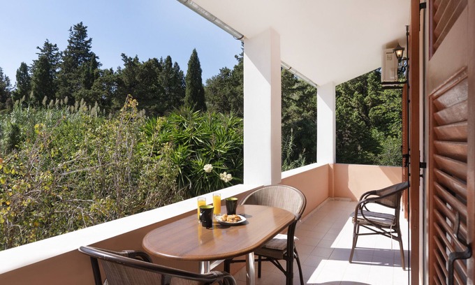 Agios Georgios Pagon Apartment | Apartment Dora Pagoi 1 with Mountain View, Shared Garden & Wi-Fi