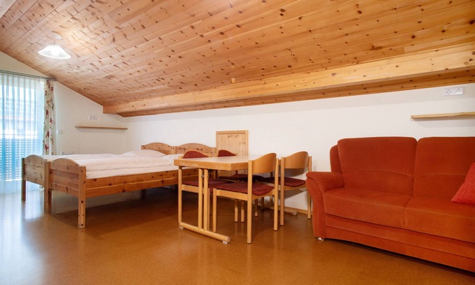 Deggenhausertal Apartment | Apartment 'East' with Shared Garden, Wi-Fi and Air Conditioning