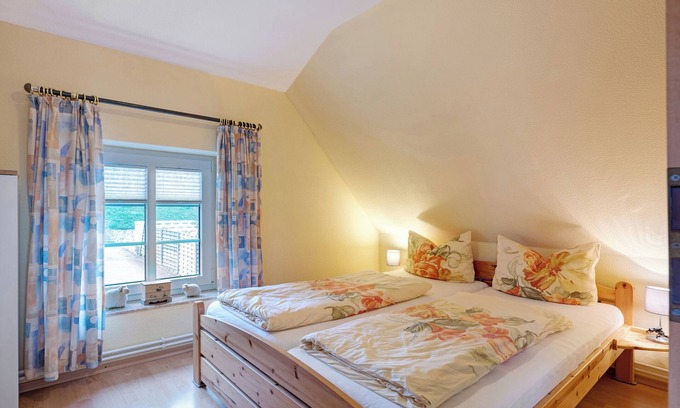 Norderhafen Apartment | Apartment 'Ebbe Und Flut' with Shared Garden and Balcony
