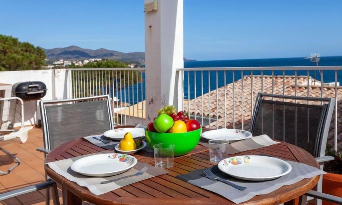 Llanca Apartment | Apartment El Niu by Interhome