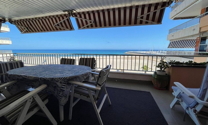 El Roc de Sant Gaieta Apartment | Apartment 'En Primera Línea De Mar' with Sea View, Shared Pool and Wi-Fi
