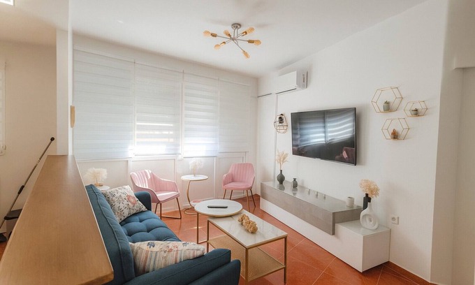 Jerez de la Frontera Old Town Apartment | Apartment 'Apto La Justicia' with Shared Terrace, Wi-Fi and Air Conditioning