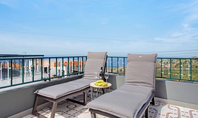 Estrela da Calheta Apartment | Apartment 'Estrela House' with Sea View, Private Terrace and Wi-Fi