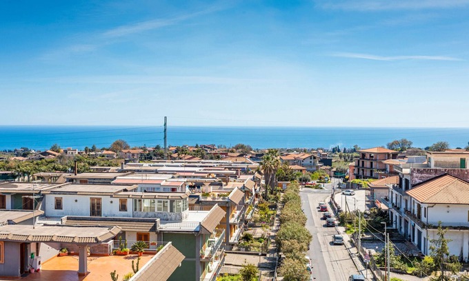 Santa Venerina Apartment | Apartment 'Etna Home' with Sea View, Wi-Fi and Air Conditioning