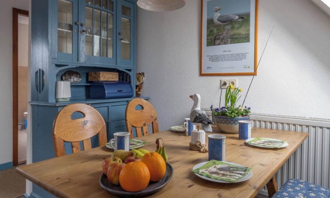 Nordstrand Apartment | Apartment 'Ferienwohnung Silbermöwe' with Shared Terrace, Shared Garden and Wi-Fi