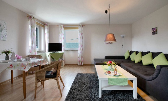 Meldorf Apartment | Apartment 'Ferienwohnung Postel' with Shared Garden and Wi-Fi