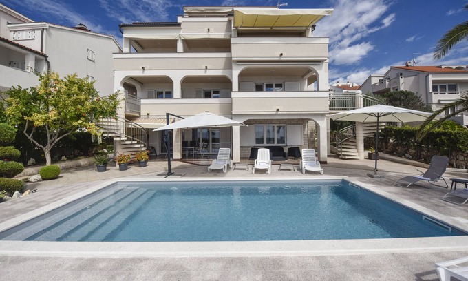 Novalja Apartment | Apartment for 18 on the beach and with the Pool