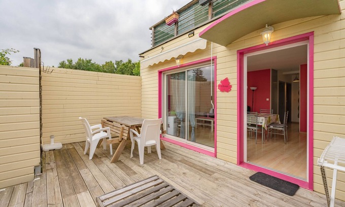 Saint-Simon-de-Bordes Apartment | Apartment 'Le Clos Du Champ De L'Amour - La Rochelle' with Pool, Wi-Fi and Air Conditioning